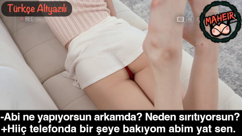 Koltukta Uzanan Tıfıl Kız Kardeşin Eteği Sıyrılmış Külodu Görünüyor